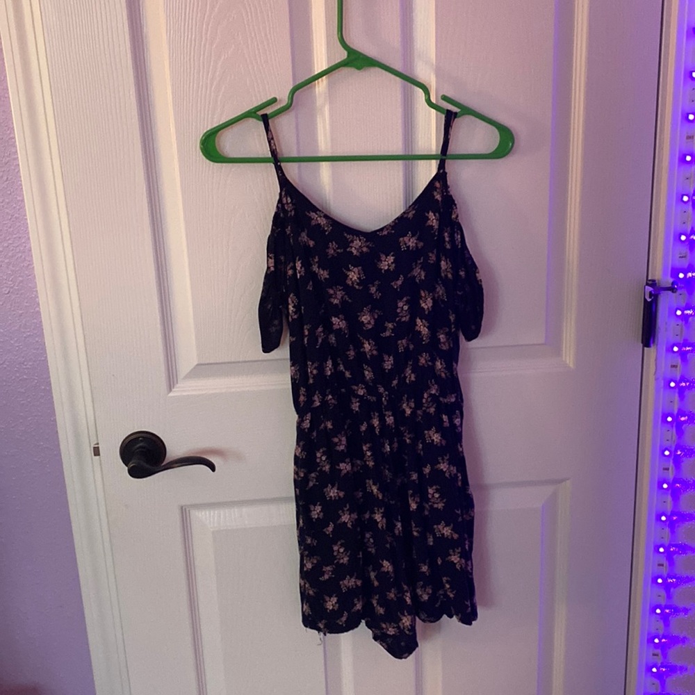 Cute American Eagle off the shoulder romper with flower prints!